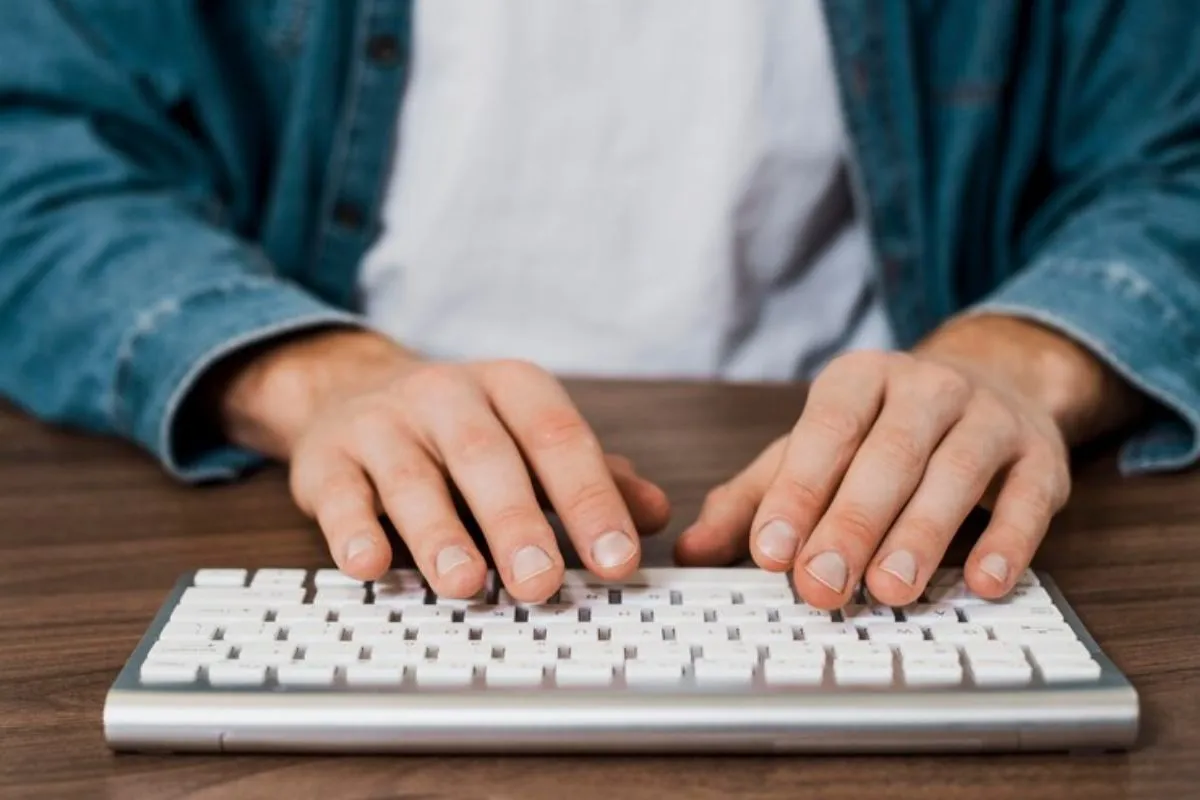 Como ajustar a sensibilidade do teclado para melhor digitação?